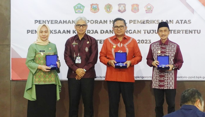 Bupati Gorontalo, Nelson Pomalingo (paling kanan) saat menerima penghargaan dari BPK. [foto:ist]