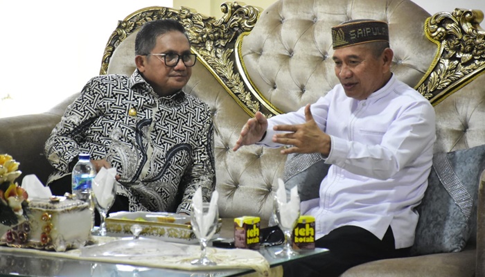 Walikota Gorontalo, Marten Taha saaat bertemua Bupati Pohuwato, Saipul Mbuinga. [foto:ist]