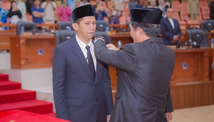 Prosesi pelantikan Anggota DPRD Sulut, Ismail Dahab melalui proses Pergantian Antar Waktu (PAW) yang berlangsung hari ini, Selasa (23/1). [foto: ist/koleksi fb stanly frederiks wewengkang]