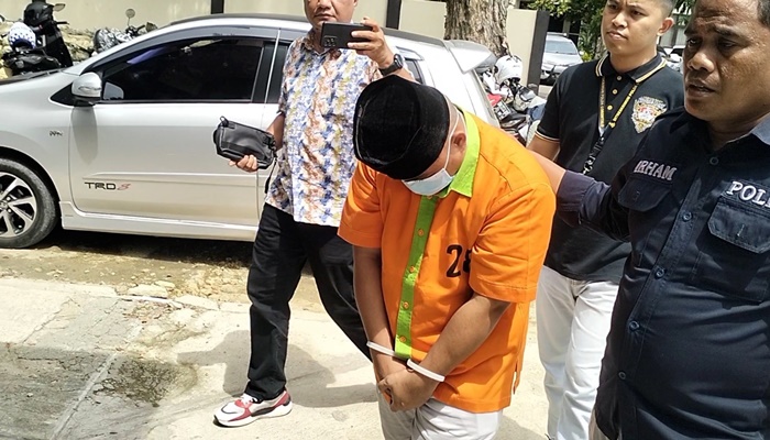 Oknum guru yang diduga telah melakukan pelecehan seksual terhadap empat orang siswanya saat diamankan di Polda Gorontalo.