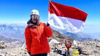 Khansa Syahlaa (17) siswi kelas 12 Labschool Jakarta berhasil mengibarkan bendera merah putih di puncak Aconcagua, Argentina, Senin (5/2). [foto: ist/ ig khansa.syahlaa]