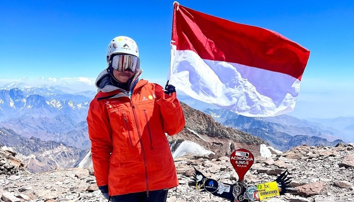 Khansa Syahlaa (17) siswi kelas 12 Labschool Jakarta berhasil mengibarkan bendera merah putih di puncak Aconcagua, Argentina, Senin (5/2). [foto: ist/ ig khansa.syahlaa]