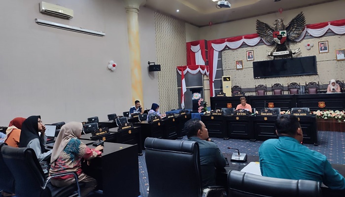 Suasana rapat evaluasi pansus retribusi dan pajak daerah di ruang sidang DPRD.