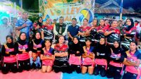 Wakil Ketua DPRD Roman Nasaru (tengah) bersama Wakil Bupati Gorontalo Hendra S Hemeto foto bersama dengan para pemenang kejuaran volly ball