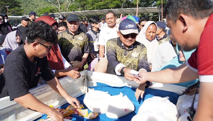 Walikota Gorontalo, Marten Taha saat menggelar pasar murah guna menekan laju inflasi jelang Ramadan. [foto: ist]