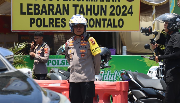 Kapolda Gorontalo, Irjen Pol Pudji Prasetijanto Hadi MH turun langsung ke jalan guna memastikan jika arus lalu lintas berjalan lancar saat Lebaran Ketupat. [foto: ist]