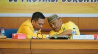 Ketua DPD I Partai Golkar Provinsi Gorontalo, Rusli Habibie (kanan) dan Wakil Ketua Bidang OKK DPD I Partai Golkar Provinsi Gorontalo, Ghalieb Lahidjun (kiri).