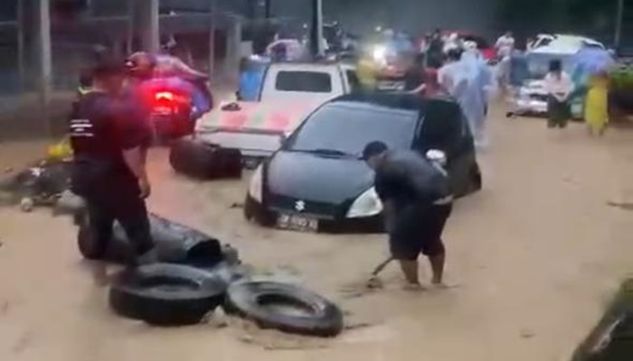Banjir yang terjadi di Leato, Kota Gorontalo yang mengakibatkan sejumlah kendaraan terjebak. [foto:ist/tangkapan layar]