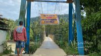 Jembatan gantung yang merupakan pintu gerbang menuju lokasi tambang emas di Suwawa Timur, Bone Bolango. [foto:nusantara1]