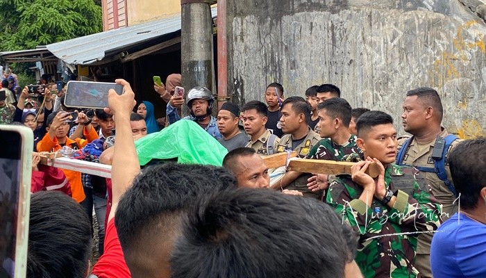 Proses evakuasi korban tanah longsor di Suwawa Timur. [foto:nusantara1]