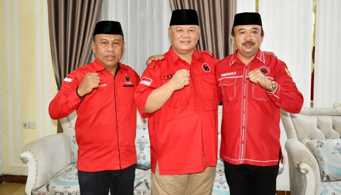 Pasangan Ridwan Yasin-Muksin Badar saat menemui Kris Wartabone (tengah) di kediamannya. [foto:ist]