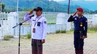 Sekretaris KPU Gorontalo Utara, Friyanto Hatibie saat memimpin apel pagi di halam kantor tersebut pada Senin (22/7). [foto:ist]