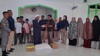 Suasana penyerahan bantuan dari KPU Gorontalo Utara ke Panti Asuhan Al-Izzah, Desa Mootinelo, Kecamatan Kwandang. [foto:ist]