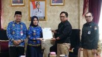 Ketua KPU Gorontalo Utara, Sofyan Djakfar menyerahkan dokumen Caleg terpilih 2024 kepada Pj. Bupati Gorontalo Utara, Sila Botutihe, Rabu (17/7). [foto:ist]