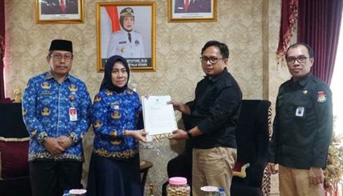 Ketua KPU Gorontalo Utara, Sofyan Djakfar menyerahkan dokumen Caleg terpilih 2024 kepada Pj. Bupati Gorontalo Utara, Sila Botutihe, Rabu (17/7). [foto:ist]