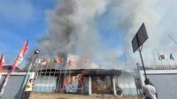 Kantor KPU Papua Pegunungan dibakar massa. [foto:ist]