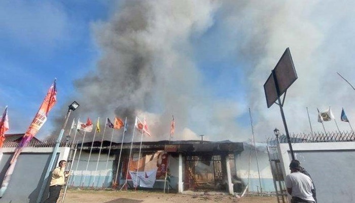 Kantor KPU Papua Pegunungan dibakar massa. [foto:ist]