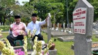 Ahmad Syaikhu dan Ilham Akbar Habibie saat berziarah ke makam Presiden ketiga RI B.J. Habibie dan Makam Hasri Ainun Habibie di Taman Makam Pahlawan, Kalibata, Jakarta, Rabu (28/8). [foto:ist]