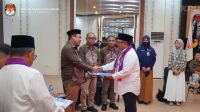 Marten Taha saat menyerahkan dokumen ke KPU Provinsi Gorontalo, Sabtu (7/9). [foto:ist/kpu]