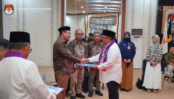 Marten Taha saat menyerahkan dokumen ke KPU Provinsi Gorontalo, Sabtu (7/9). [foto:ist/kpu]