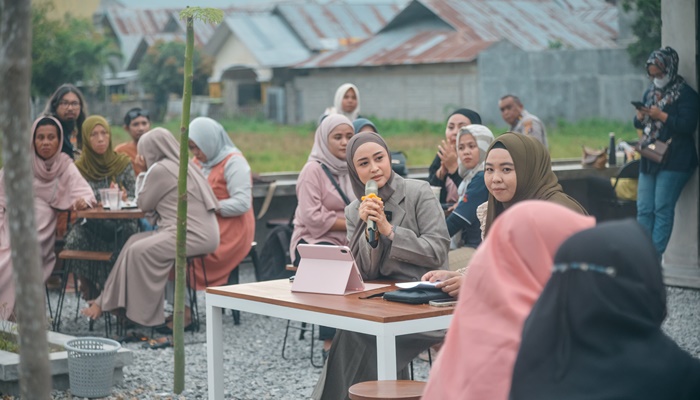 Calon Wakil Wali Kota Gorontalo dari Paket RAMAH, Ana Supriana Abdul Hamid memulai kampanyenya dengan menyapa kaum perempuan. [foto:ist/dok.tim pemenangan ramah)