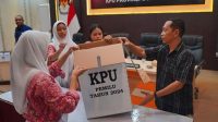 Siswa SMA 1 Gorontalo mendapat edukasi tentang pemungutan suara olek KPU. [foto:ist/kpu]