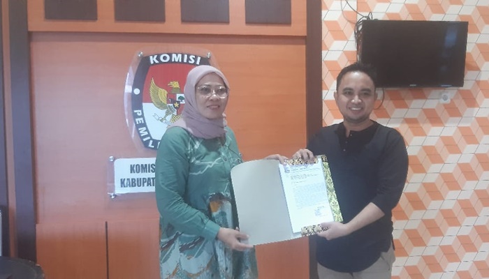 Anggota KPU Gorontalo Utara, Yanti Halalangi saat menerima pendaftaran KIPP sebagai pemantau resmi Pilkada 2024. [foto:ist/dok.kpu]