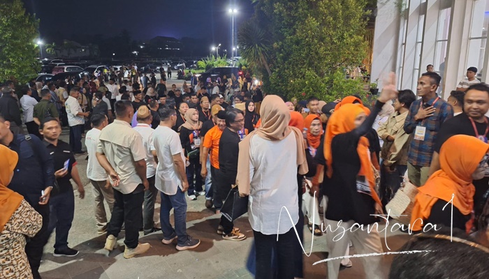 Para pendukung masing-masing pasangan yang hadir di lokasi debat, namun tak sempat masuk di ruangan. [foto:nusantara1]