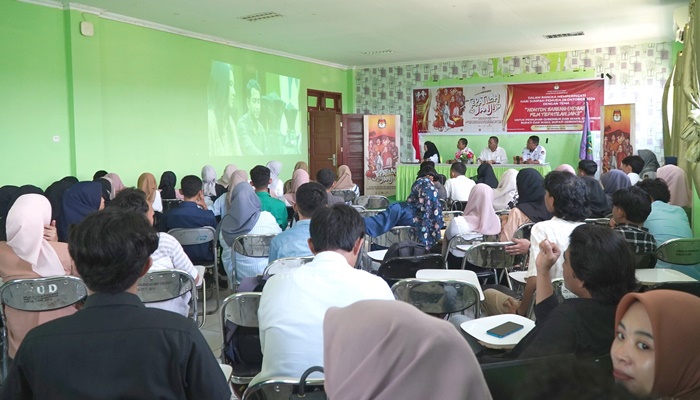 KPU Kabupaten Gorontalo saat melakukan pemutaran Film ‘Tepati Janji’ sebagai bentuk sosialisasi Pilkada 2024, Senin (28/10). [foto:ist]