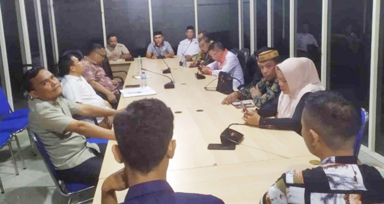 Suasana pelaksanaan rapat dengar pendapat terkait dugaan gratifikasi yang dilaksanakan di Ruang Dulohupa DPRD Kabupaten Gorontalo.