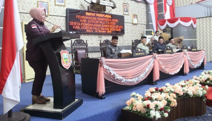 Ketua Fraksi Fraksi PDI Perjuangan Asni U. Menu saat membacakan pandangan fraksi di paripurna Ranperda APBD 2025 dan RPJPD.