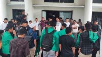 Mahasiswa yang mengatasnamakan Aliansi Tangisan Penderitaan Rakyat (Tapera) menggelar aksi damai di Gedung DPRD Kabupaten Gorontalo, Senin (21/10). [foto:ist].