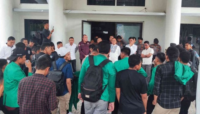 Mahasiswa yang mengatasnamakan Aliansi Tangisan Penderitaan Rakyat (Tapera) menggelar aksi damai di Gedung DPRD Kabupaten Gorontalo, Senin (21/10). [foto:ist].