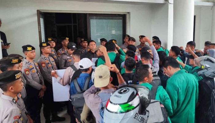 Anggota DPRD Kabupaten Gorontalo, Anton Abdulah saat menerima mahasiswa yang mengatasnamakan Aliansi Tangisan Penderitaan Rakyat (Tapera) saat menggelar aksi damai di halaman Gedung DPRD setempat, Senin (21.19). [foto:ist]