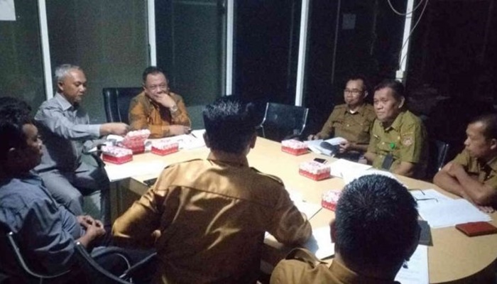 Ketua Pansus Ranperda Perlindungan dan Pemberdayaan Petani, Hendra R.A Abdul sedang memimpin pembahasan Ranperda.