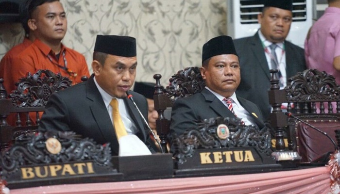 Ketua DPRD sementara Zulfikar Y Usira (kiri) saat memimpin rapat pembahasan Tata Tertib, aturan Badan Kehormatan, dan Kode Etik DPRD. [foto:ist]