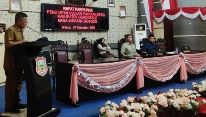 Sekwan Kabupaten Gorontalo, Yahya Podungge sedang membacakan surat masuk dari partai politik (Parpol) tentang pengusulan pimpinan DPRD periode 2024-2029 pada rapat paripurna, Senin (10/9). [foto:ist]