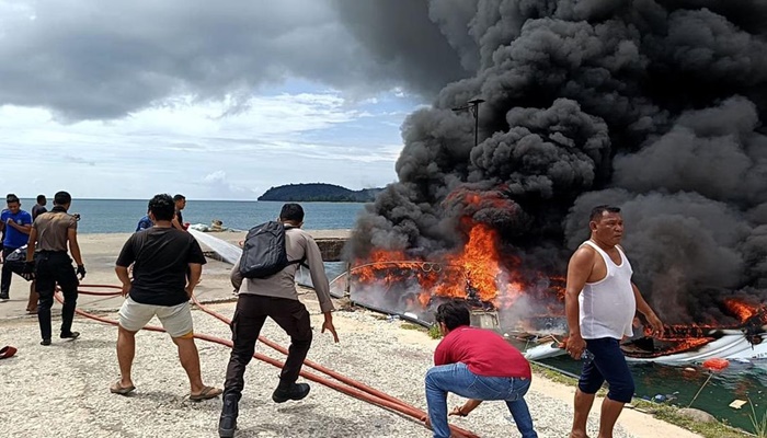 Calon gubernur Maluku Utara nomor urut 4 Benny Laos meninggal dunia setelah speedboat yang membawa rombongan untuk berkampanye meledak di Pulau Taliabu, Sabtu (13/10). [Foto:ist/Polres Pulau Taliabu]