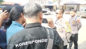 Kabid Humas Polda Gorontalo Kombes Pol. Desmont Harjendro saat memberi keterangan pers tentang situasi terkini pasca kebakaran. [foto:ist]