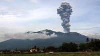 Gunung Marapi yang berada di Kabupaten Tanah Datar dan Kabupaten Agam, Sumatera Barat, erupsi, Sabtu (26/10) siang. [foto:ist/antara/al fatah]