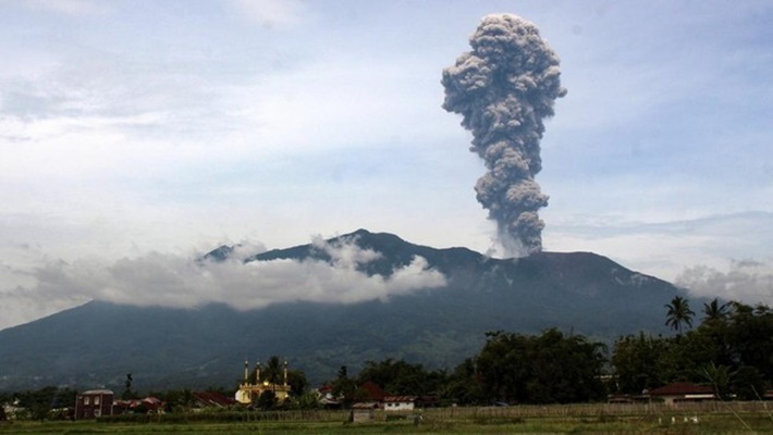 Gunung Marapi yang berada di Kabupaten Tanah Datar dan Kabupaten Agam, Sumatera Barat, erupsi, Sabtu (26/10) siang. [foto:ist/antara/al fatah]