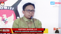 Ketua KPU Gorontalo Utara, Sofyan Jakfar saat memberi sambutan pada pembukaan debat Pilkada, Senin (4/11). [foto:ist/tangkapan layar]