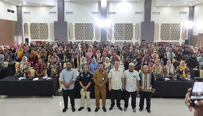 Pj. Sekda Kabupaten Gorontalo, Haris S. Tome saat foto bersama dengan seluruh aparat desa se Kabupaten Gorontalo. [foto:ist].