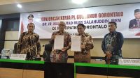 Pj. Gubernur Gorontalo, Rudy Salahuddin dan Pjs. Bupati Gorontalo, Syukri Botutihe ketika menandatangani nota kesepakatan tentang pengentasan kemiskinan dan stunting, Rabu (2/10). [foto:ist]