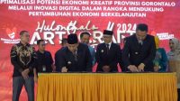 Pjs. Bupati Gorontalo, Syukri Botutihe saat menandatangani MoU dengan pemerintah provinsi, pada kegiatan Hulonthalo Art & Craft Festival 2024, Sabtu (5/10). [foto:ist].