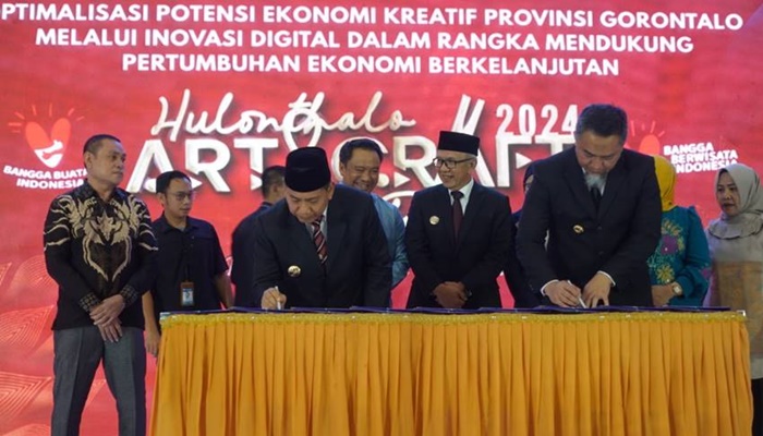 Pjs. Bupati Gorontalo, Syukri Botutihe saat menandatangani MoU dengan pemerintah provinsi, pada kegiatan Hulonthalo Art & Craft Festival 2024, Sabtu (5/10). [foto:ist].