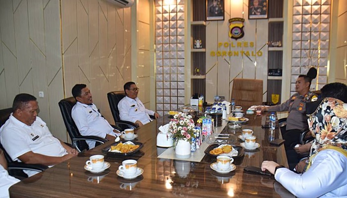 Pjs. Bupati Gorontalo, Syukri Botutihe saat menemui Kapolres Gorontalo, AKBP Deddy Herman, SIK, MKP, Rabu (9/10). [foto:ist].