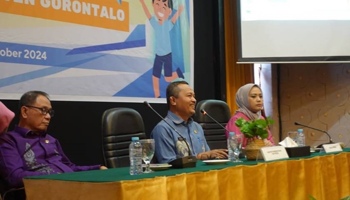 Asisten l Setda Kabupaten Gorontalo, Nawir Tondako, membuka kegiatan diseminasi stunting yang dilaksanakan di Grand Q Hotel, Kamis (17/10). [foto:ist].