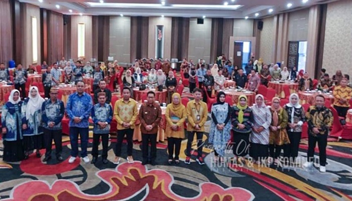 Pjs. Bupati Gorontalo, Syukri Botutihe saat foto bersama dengan para pimpinan OPD serta Bawaslu Kabupaten Gorontalo usai kegiatan sosialisasi pengawasan dan pencegahan pelanggaran netralitas ASN, Kamis (24/10). [foto:ist].