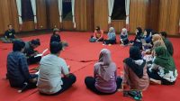 Pemberian materi pada Pelatihan Dasar Teater. [foto:ist/dok.peneti]